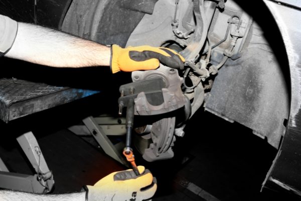 Tool for pushing back front disc brake pistons, with closed callipers - Image 3