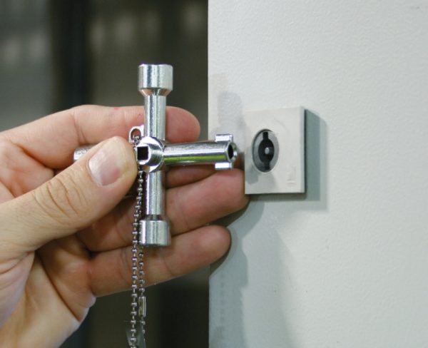 Four-way wrench for control panel operators - Image 2