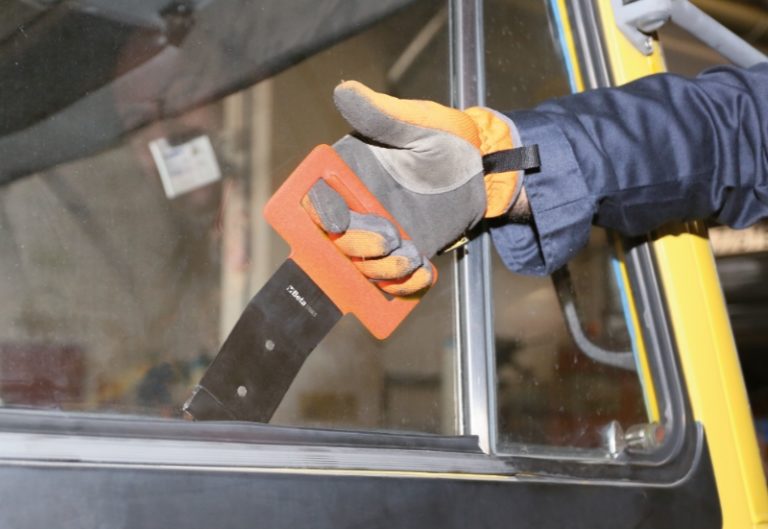 Window trim removal tool with handle Beta Tools UK