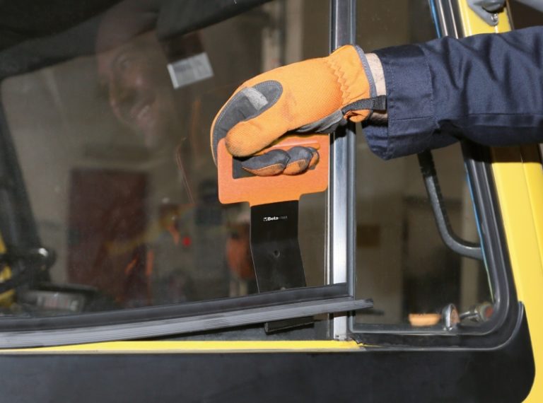 Window trim removal tool with handle Beta Tools UK