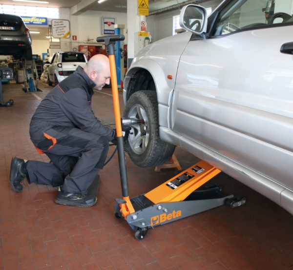 ​High-lift hydraulic jack, 2 t, with 6 wheels - Image 4